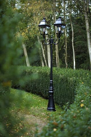 Place des Vosges 03.07. | zweiflammige Mastleuchte für große Außenflächen von Roger Pradier